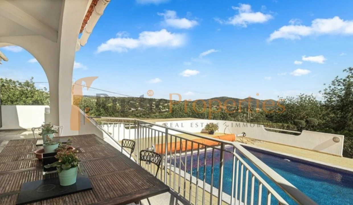 Moradia T4 para Venda em Santa Barbara de Nexe Foto 5