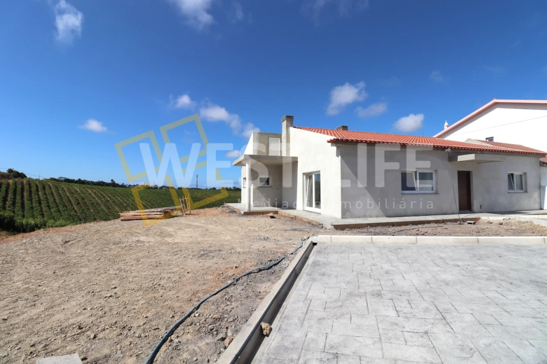 Moradia T3 para Venda em Encarnação Foto 1