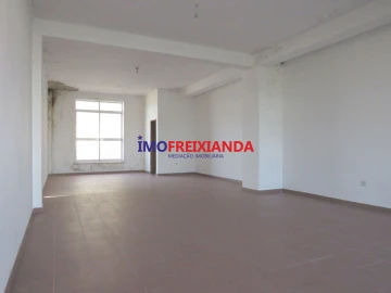 Loja para Venda em Freixianda, Ribeira do Fárrio e Formigais