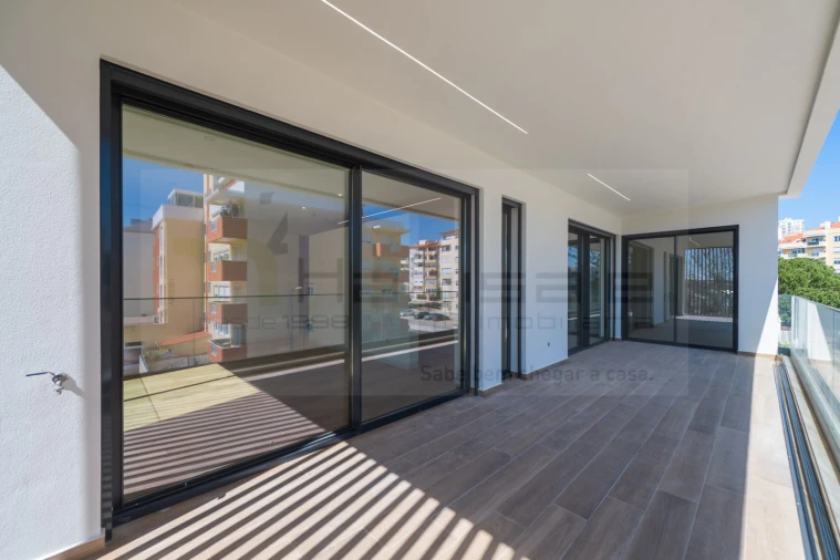 Apartamento T4 para Venda em Carcavelos e Parede Foto 37