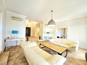 Moradia T4 para Venda em Moncarapacho e Fuseta