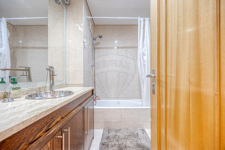 Apartamento T2 para Venda em Canelas Foto 3