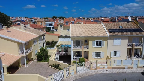 Moradia T4 para Venda em São Domingos de Rana