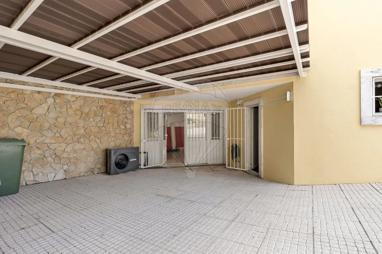Moradia T4 para Venda em São Domingos de Rana Foto 13