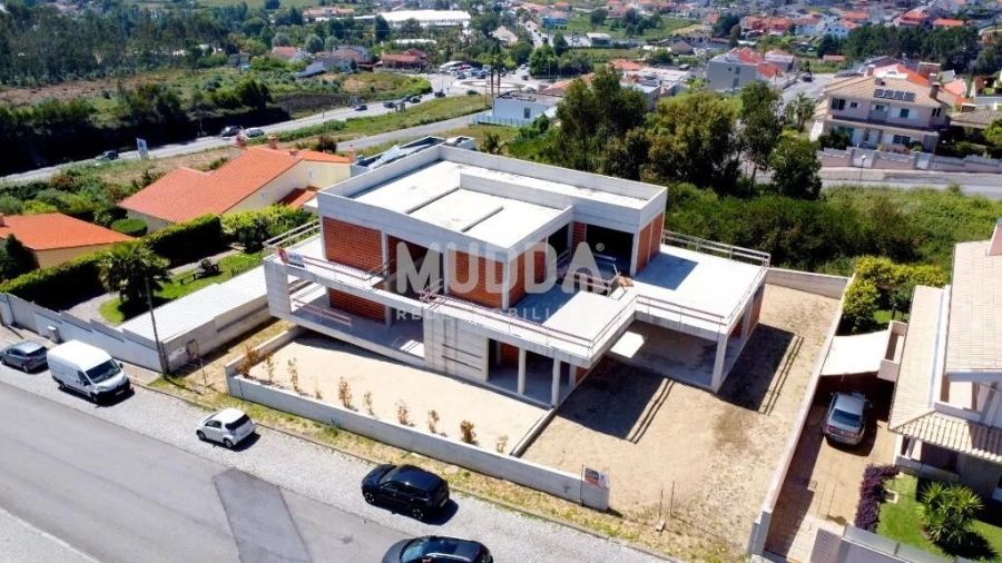Moradia T4 para Venda em Escapães Foto 17