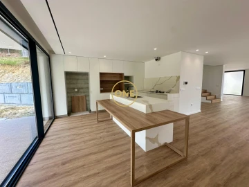 Moradia T3 para Venda em Laundos