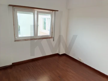 Apartamento T2 para Arrendamento em Massamá e Monte Abraão