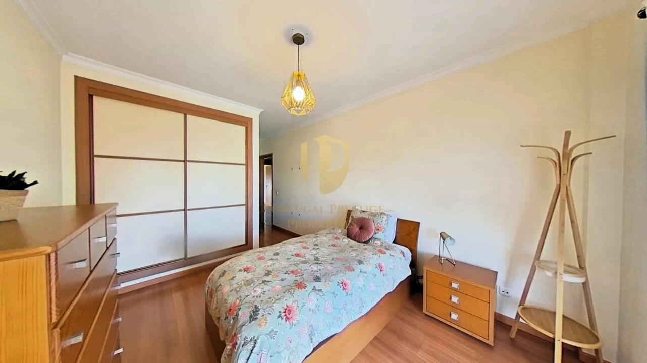 Apartamento T4 para Venda em Quelfes Foto 3
