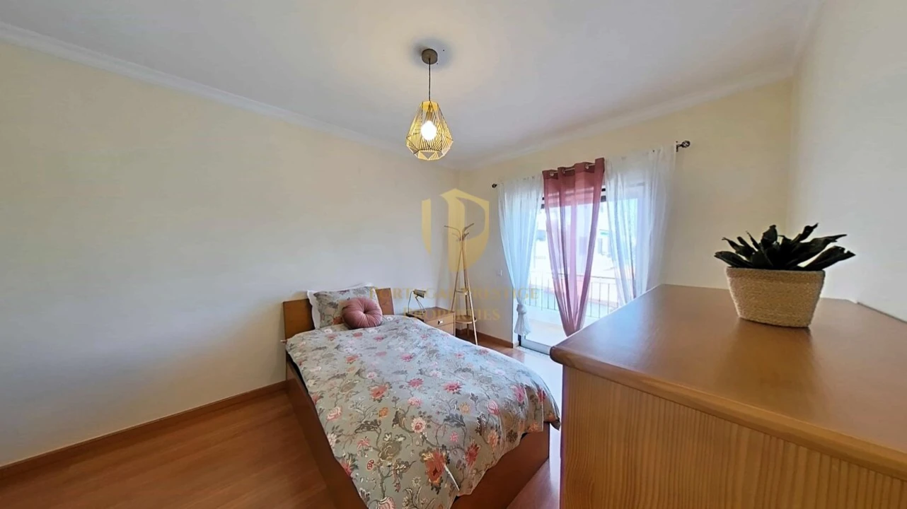 Apartamento T4 para Venda em Quelfes Foto 11