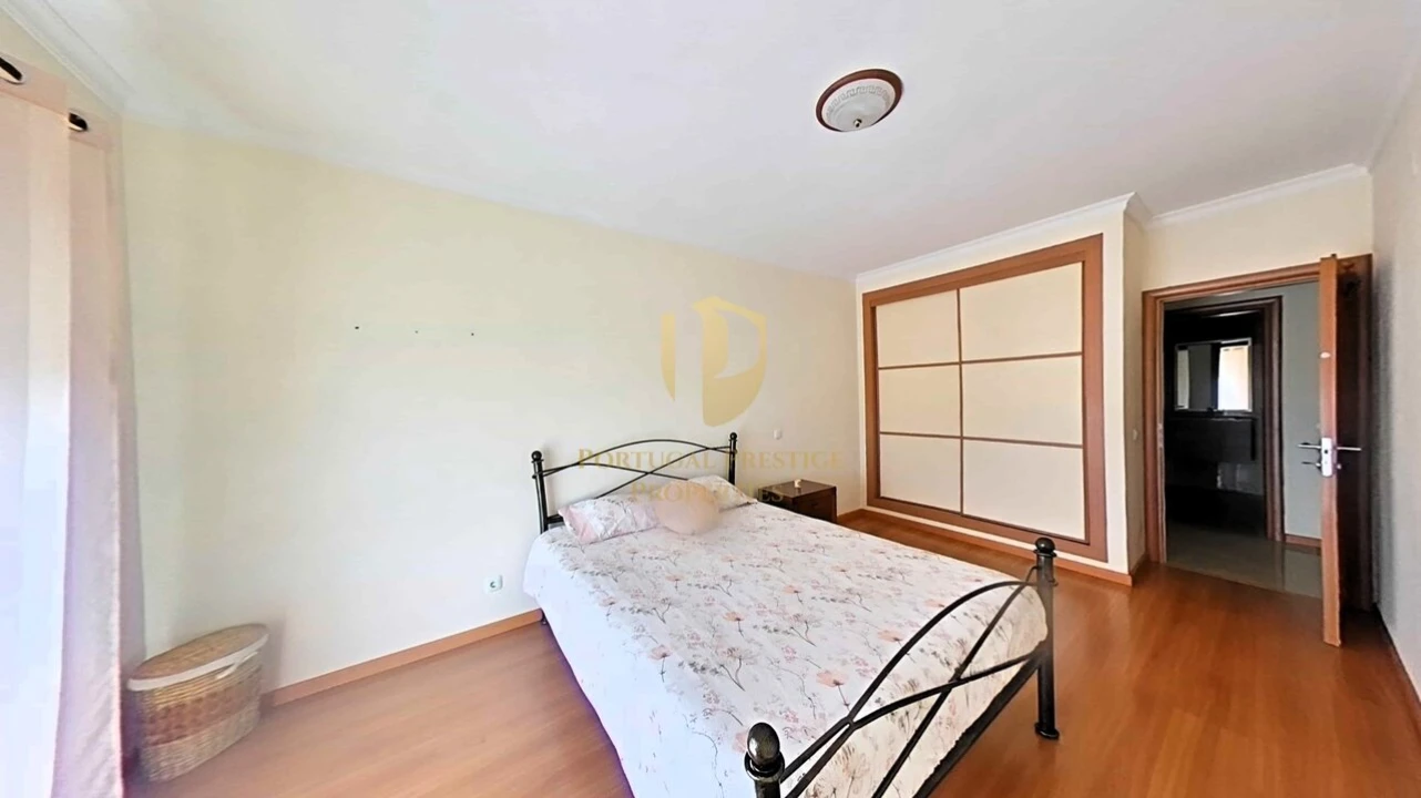 Apartamento T4 para Venda em Quelfes Foto 15