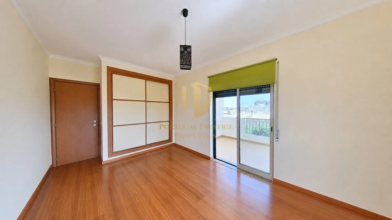 Apartamento T4 para Venda em Quelfes Foto 24