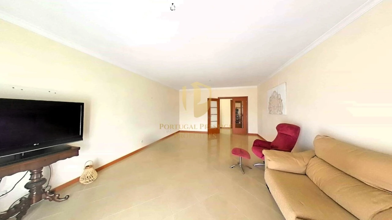 Apartamento T4 para Venda em Quelfes Foto 35