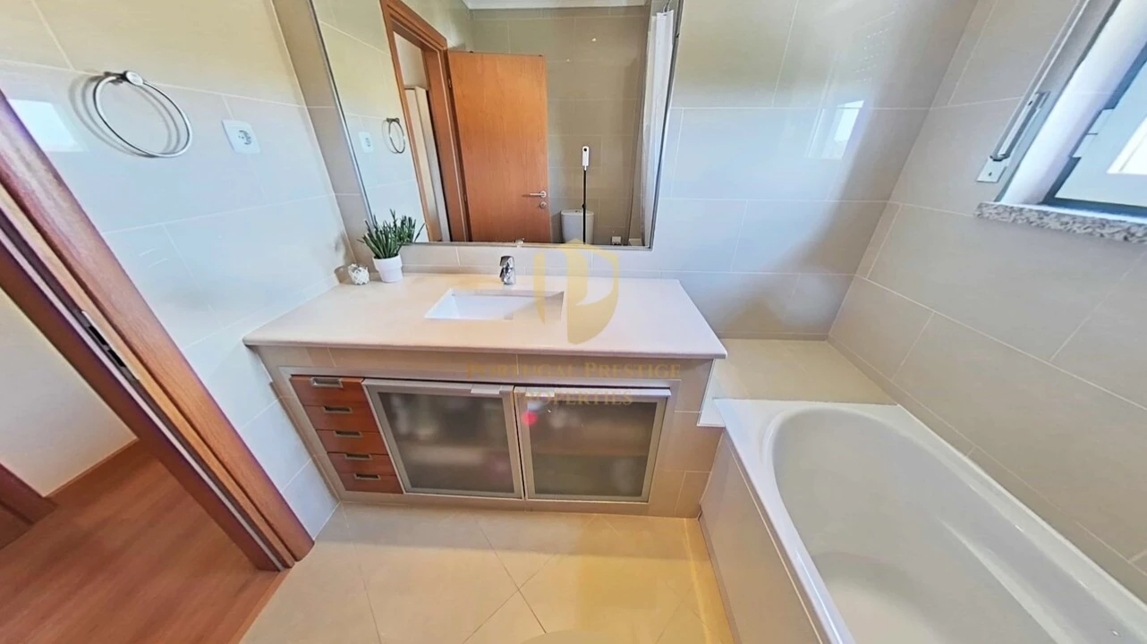 Apartamento T4 para Venda em Quelfes Foto 14