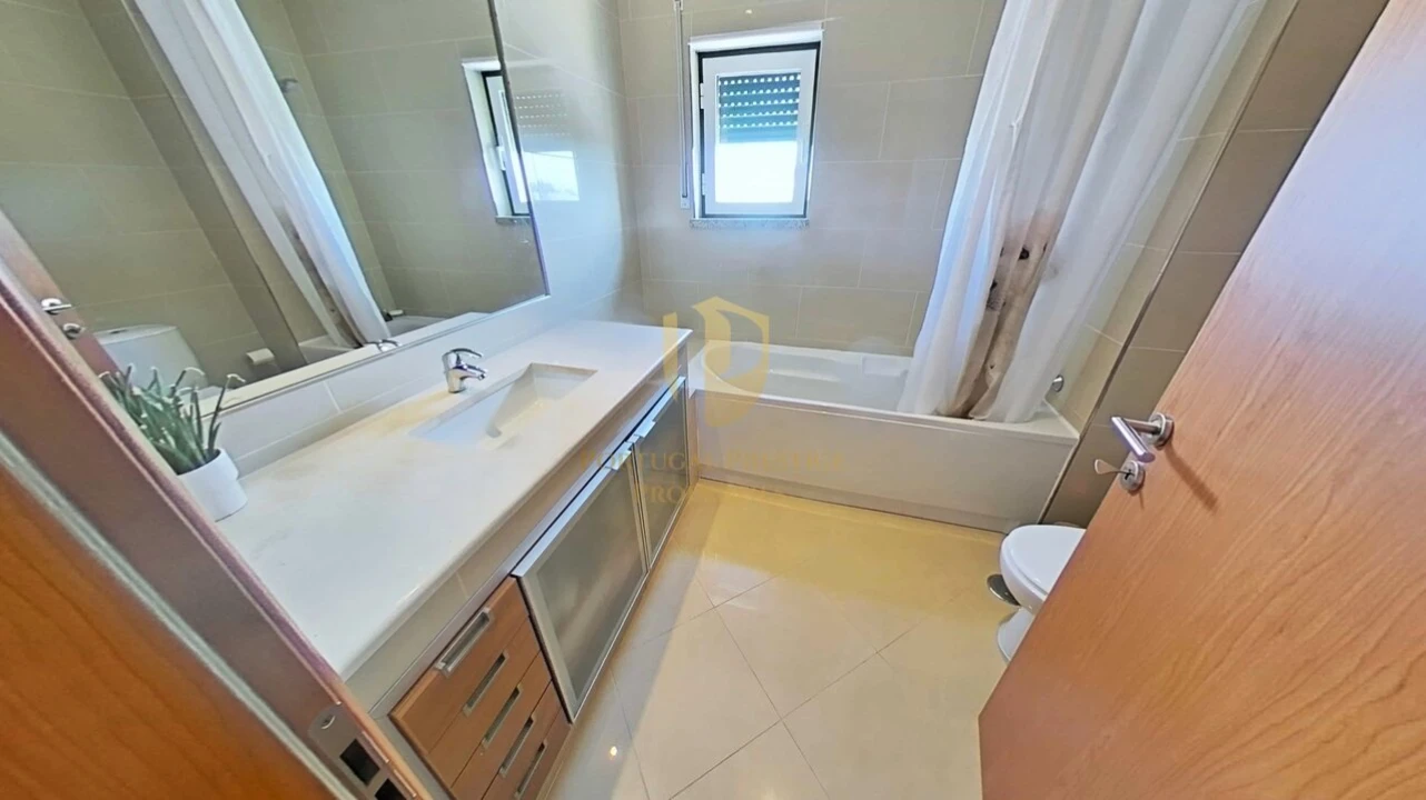 Apartamento T4 para Venda em Quelfes Foto 13