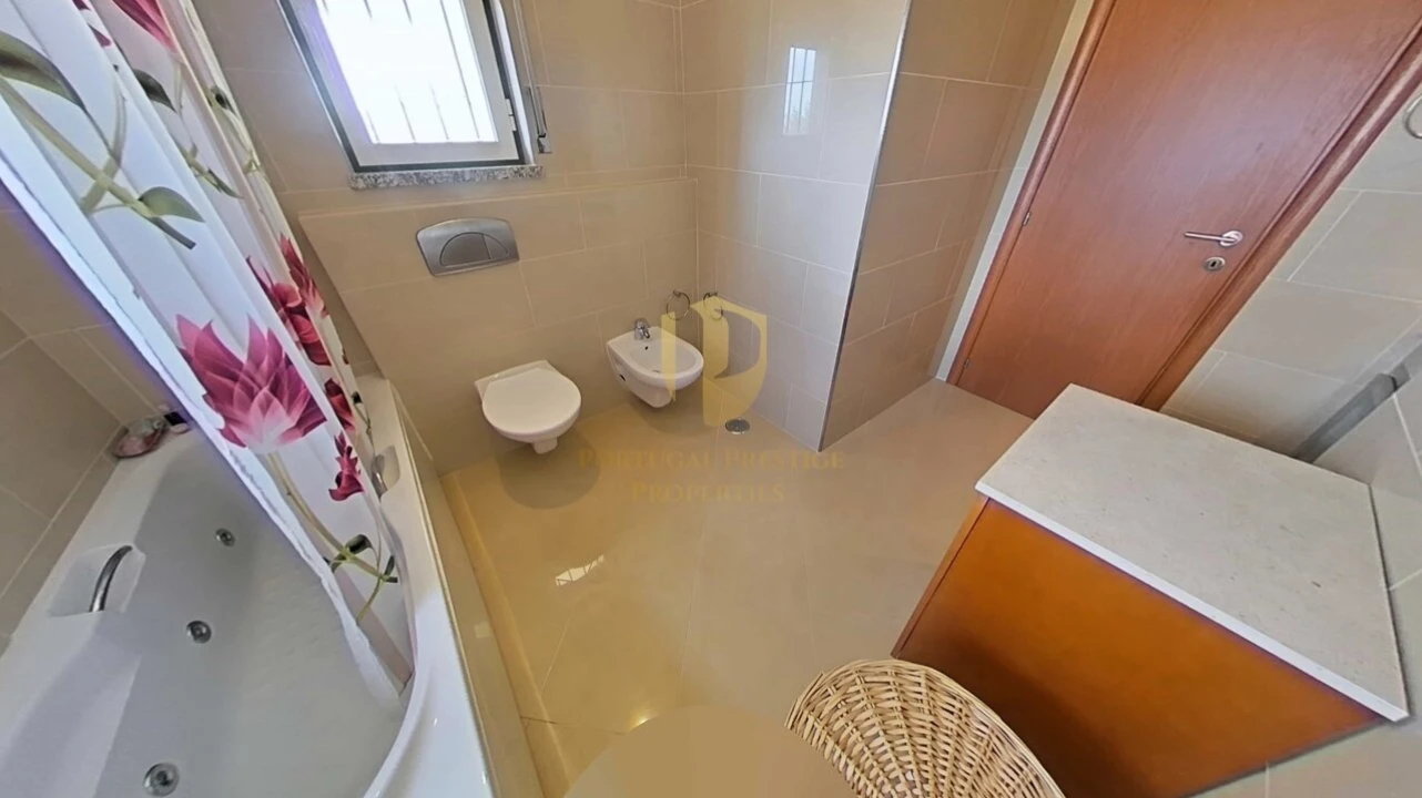Apartamento T4 para Venda em Quelfes Foto 31