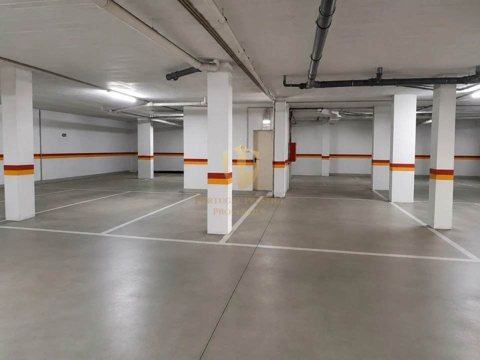 Apartamento T4 para Venda em Quelfes Foto 37
