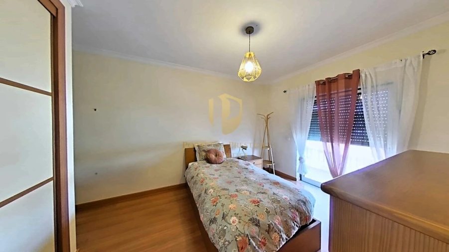 Apartamento T4 para Venda em Quelfes Foto 10