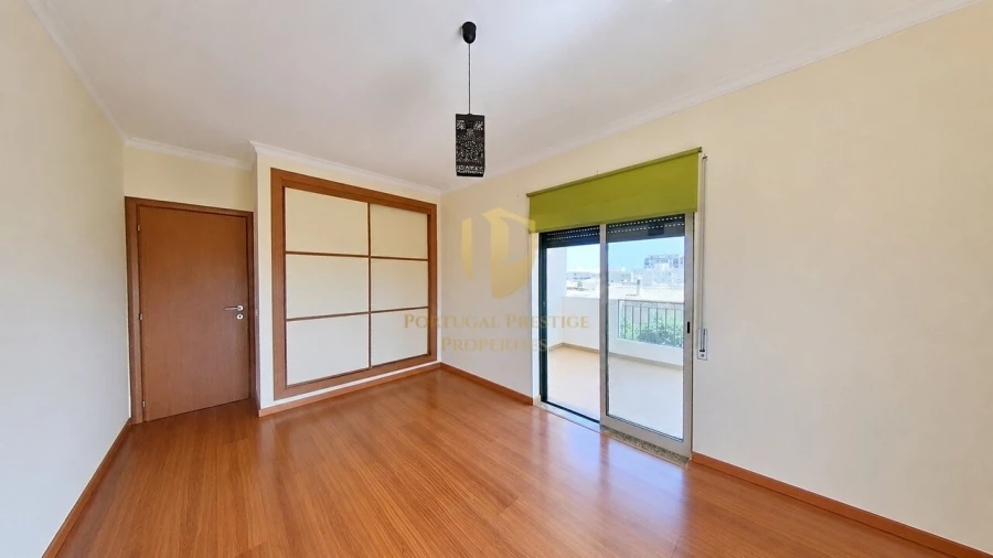 Apartamento T4 para Venda em Quelfes Foto 24