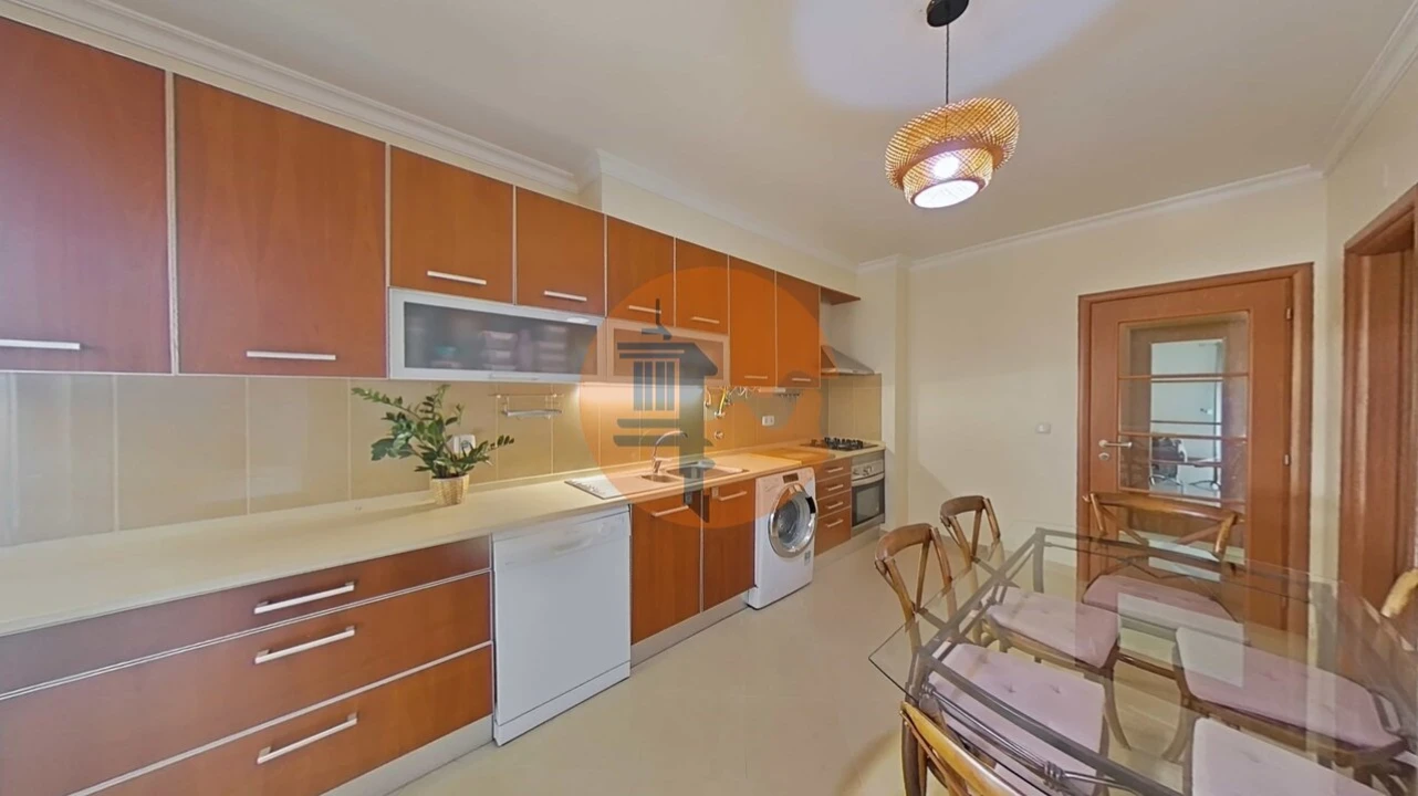 Apartamento T4 para Venda em Quelfes Foto 4