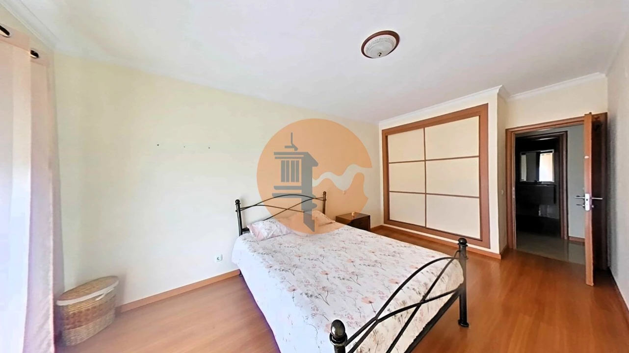 Apartamento T4 para Venda em Quelfes Foto 15