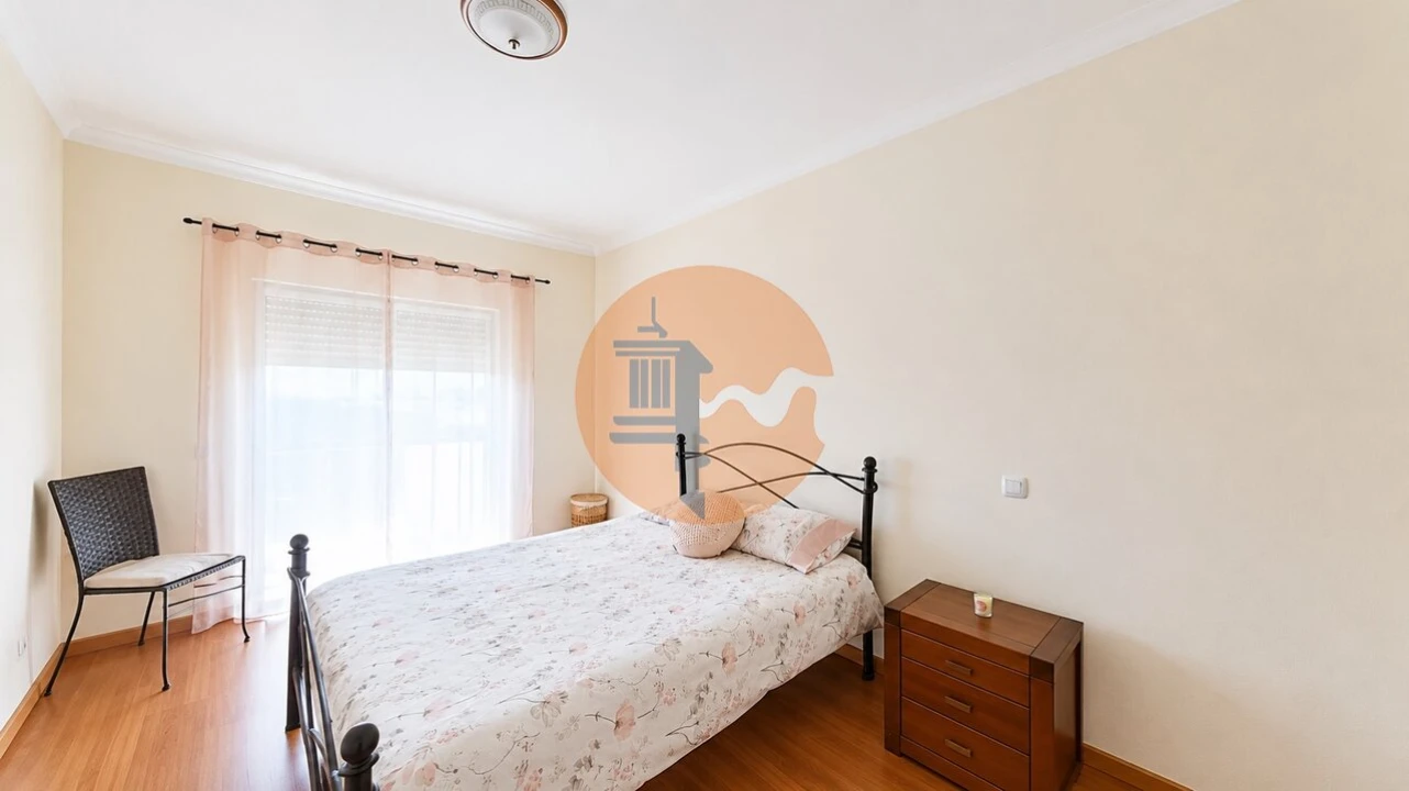 Apartamento T4 para Venda em Quelfes Foto 16