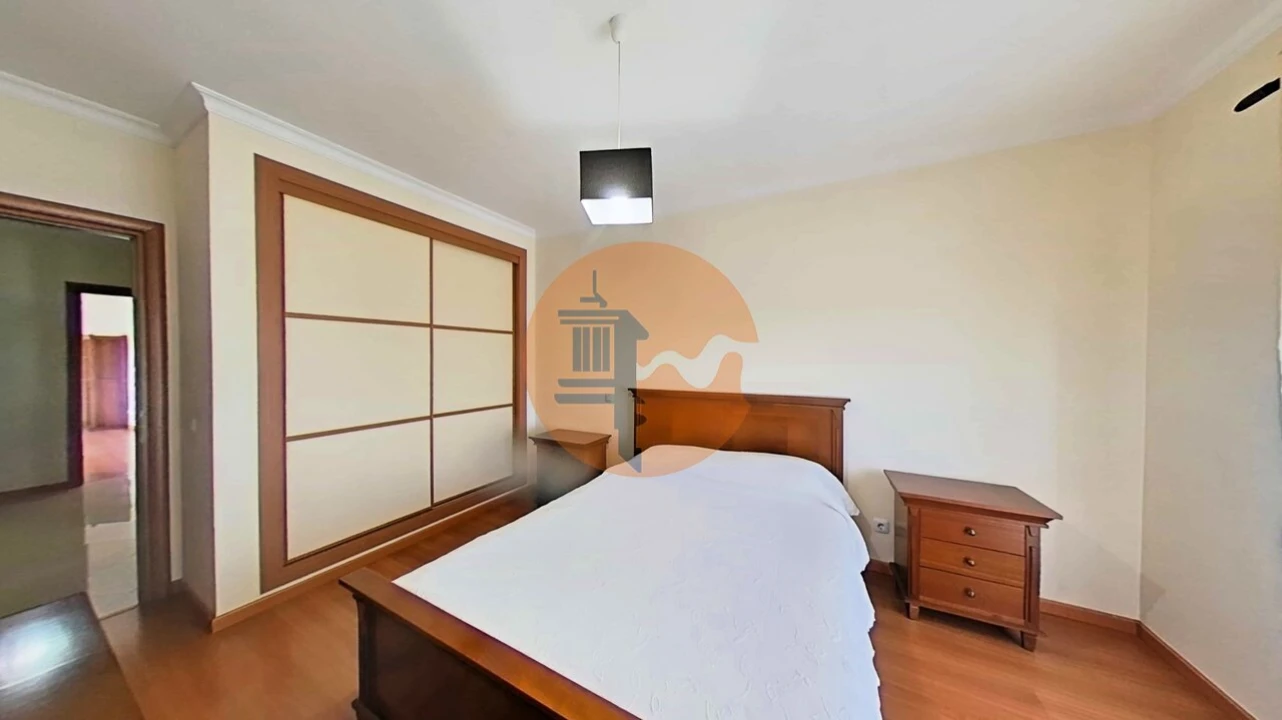 Apartamento T4 para Venda em Quelfes Foto 19