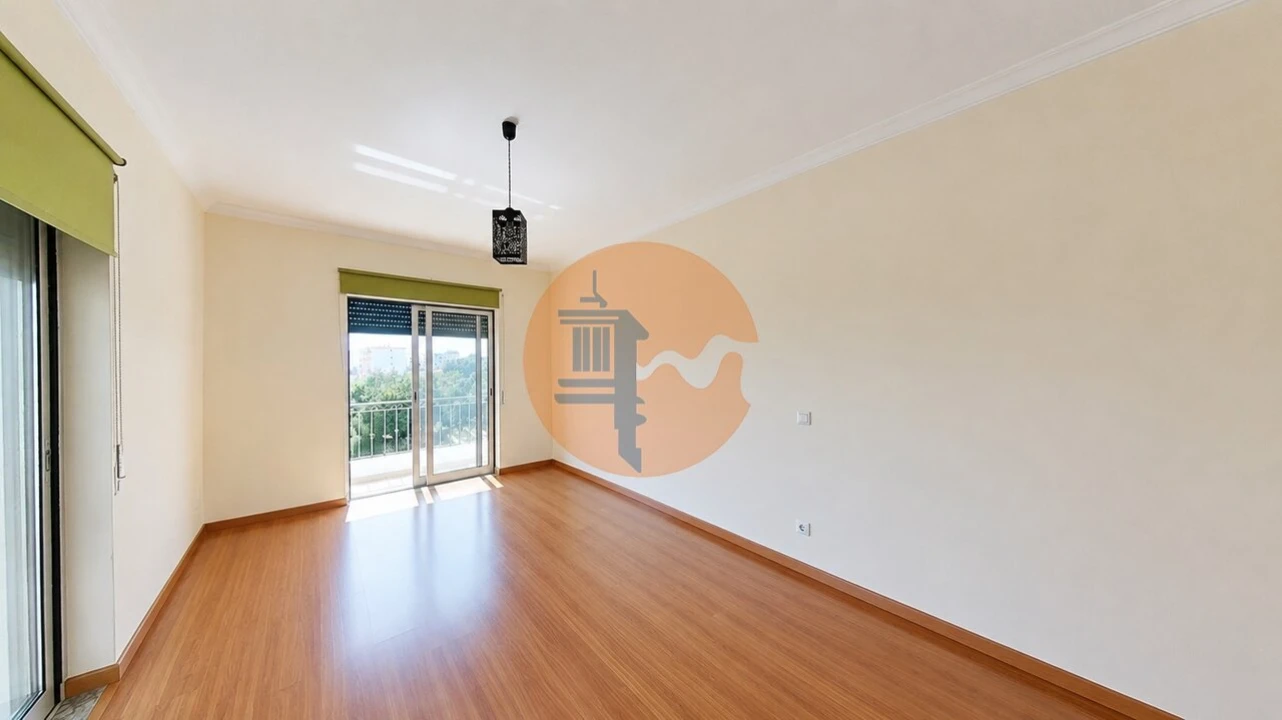 Apartamento T4 para Venda em Quelfes Foto 23