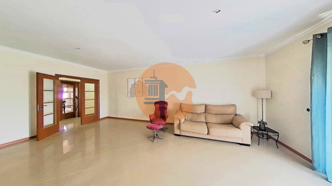 Apartamento T4 para Venda em Quelfes Foto 34