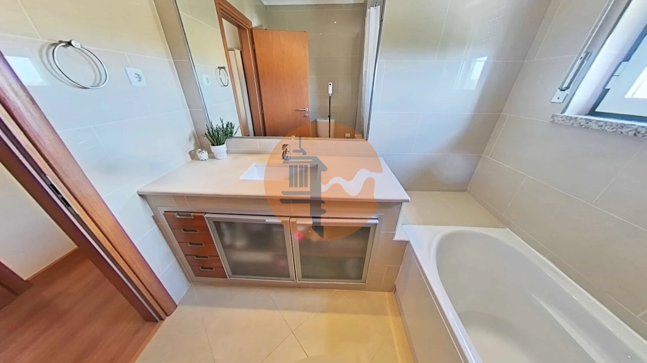 Apartamento T4 para Venda em Quelfes Foto 14