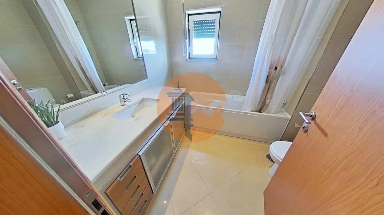 Apartamento T4 para Venda em Quelfes Foto 13