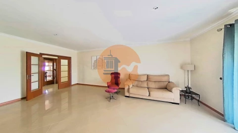 Apartamento T4 para Venda em Quelfes