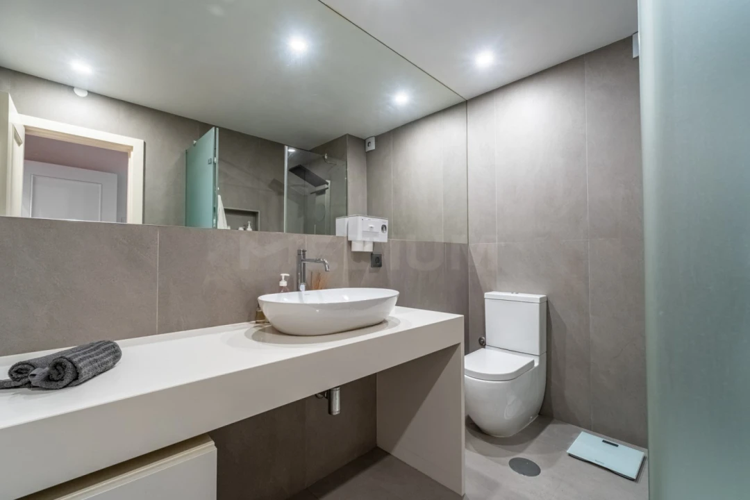Apartamento T5 para Venda em Lordelo do Ouro e Massarelos Foto 16