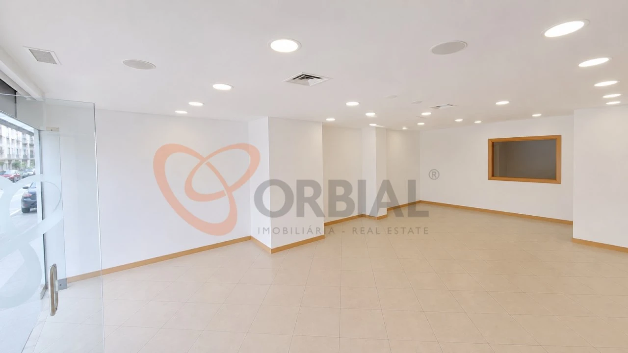 Loja para Arrendamento em Albufeira e Olhos de Água Foto 1