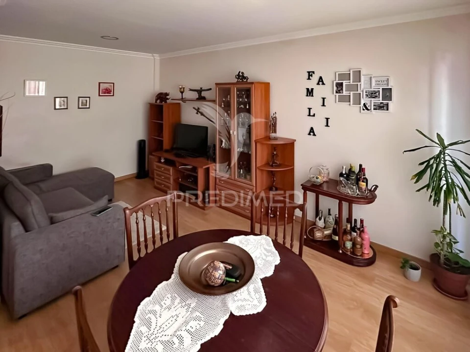 Apartamento T2 para Venda em Queluz e Belas Foto 1