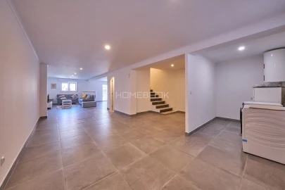 Apartamento T6 para Venda em Charneca de Caparica e Sobreda