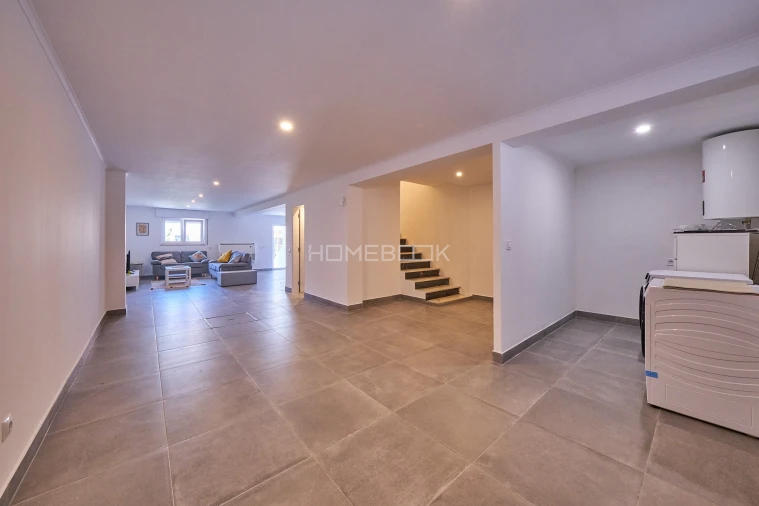 Apartamento T6 para Venda em Charneca de Caparica e Sobreda Foto 42