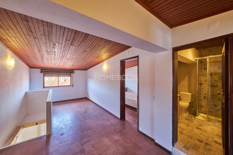 Apartamento T6 para Venda em Charneca de Caparica e Sobreda Foto 35