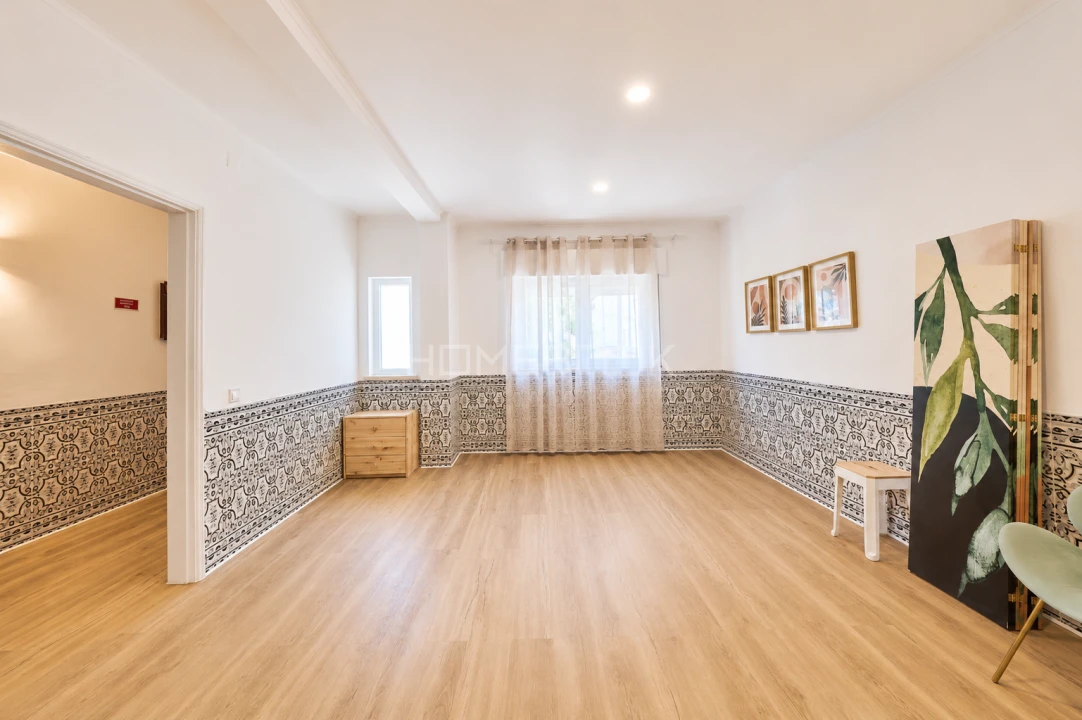 Apartamento T6 para Venda em Charneca de Caparica e Sobreda Foto 2
