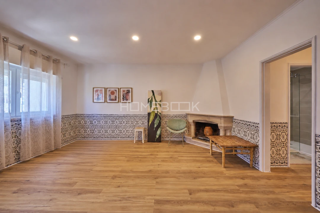 Apartamento T6 para Venda em Charneca de Caparica e Sobreda Foto 1