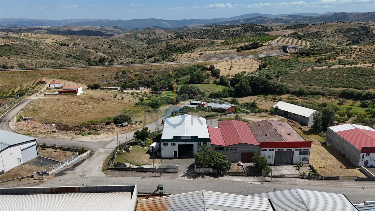 Armazém para Venda em Alfandega da Fe Foto 3