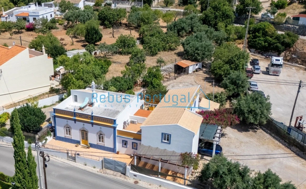 Moradia T4 para Venda em Santa Barbara de Nexe Foto 1