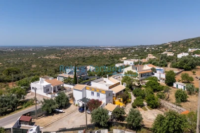 Moradia T4 para Venda em Santa Barbara de Nexe