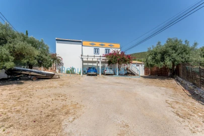 Moradia T4 para Venda em Santa Barbara de Nexe