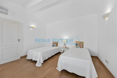 Moradia T4 para Venda em Santa Barbara de Nexe
