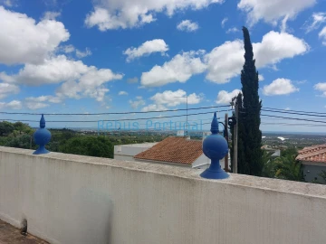 Moradia T4 para Venda em Santa Barbara de Nexe