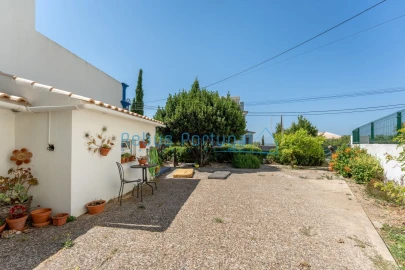 Moradia T4 para Venda em Santa Barbara de Nexe