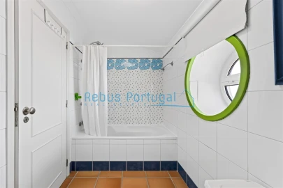Moradia T4 para Venda em Santa Barbara de Nexe