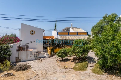 Moradia T4 para Venda em Santa Barbara de Nexe