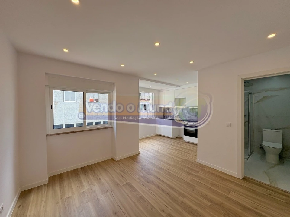 Apartamento T2 para Venda em Queluz e Belas Foto 1