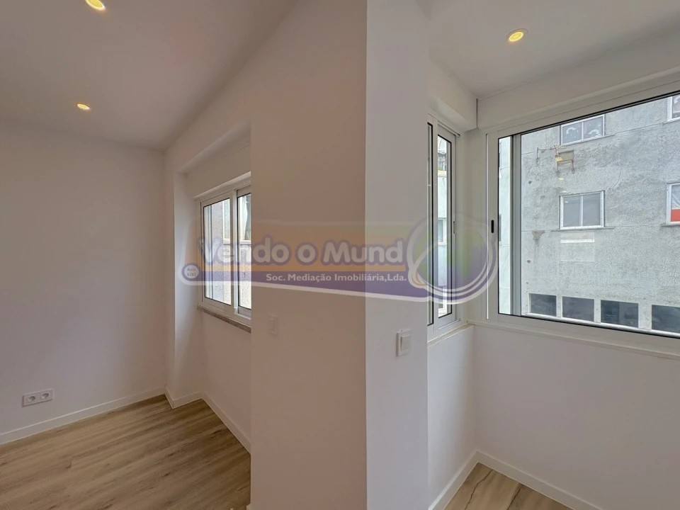 Apartamento T2 para Venda em Queluz e Belas Foto 2